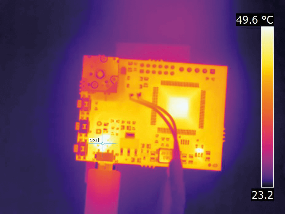 PCBA成像與FLIR T540相機(jī)沒有微距模式啟用。相機(jī)在沒有微距模式的情況下，在74°C下對目標(biāo)熱點(diǎn)進(jìn)行測量。
